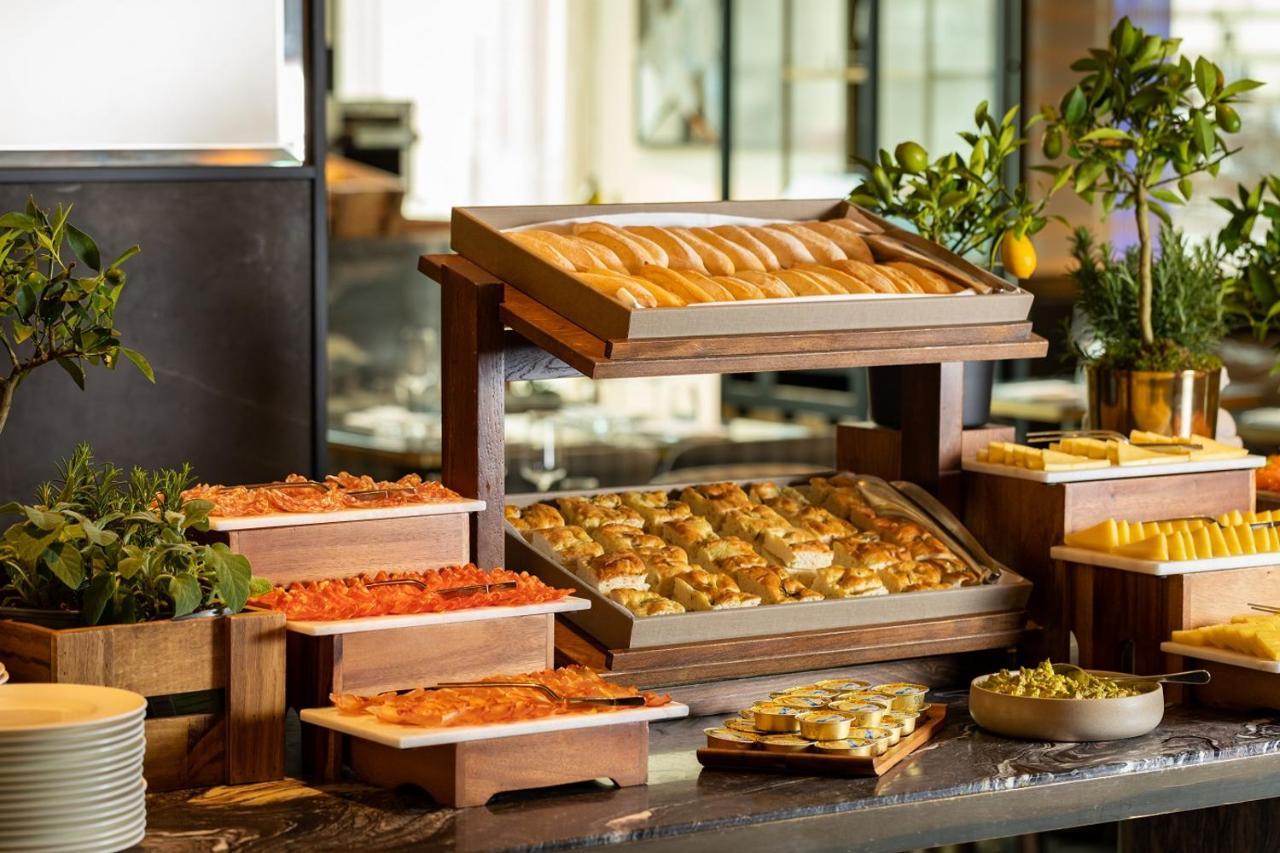 Hotel The Londoner Zewnętrze zdjęcie A buffet