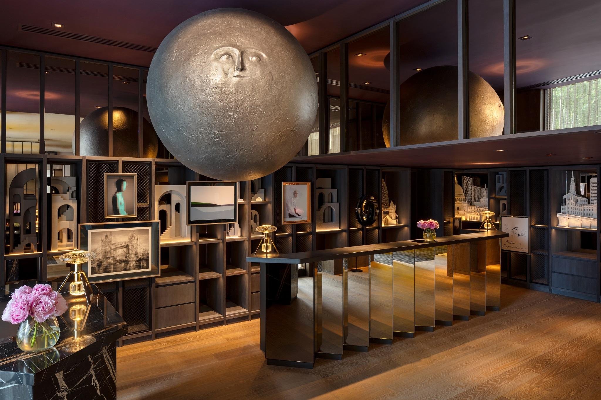 Hotel The Londoner Zewnętrze zdjęcie The bar at the 100 Queen's Gate penthouse