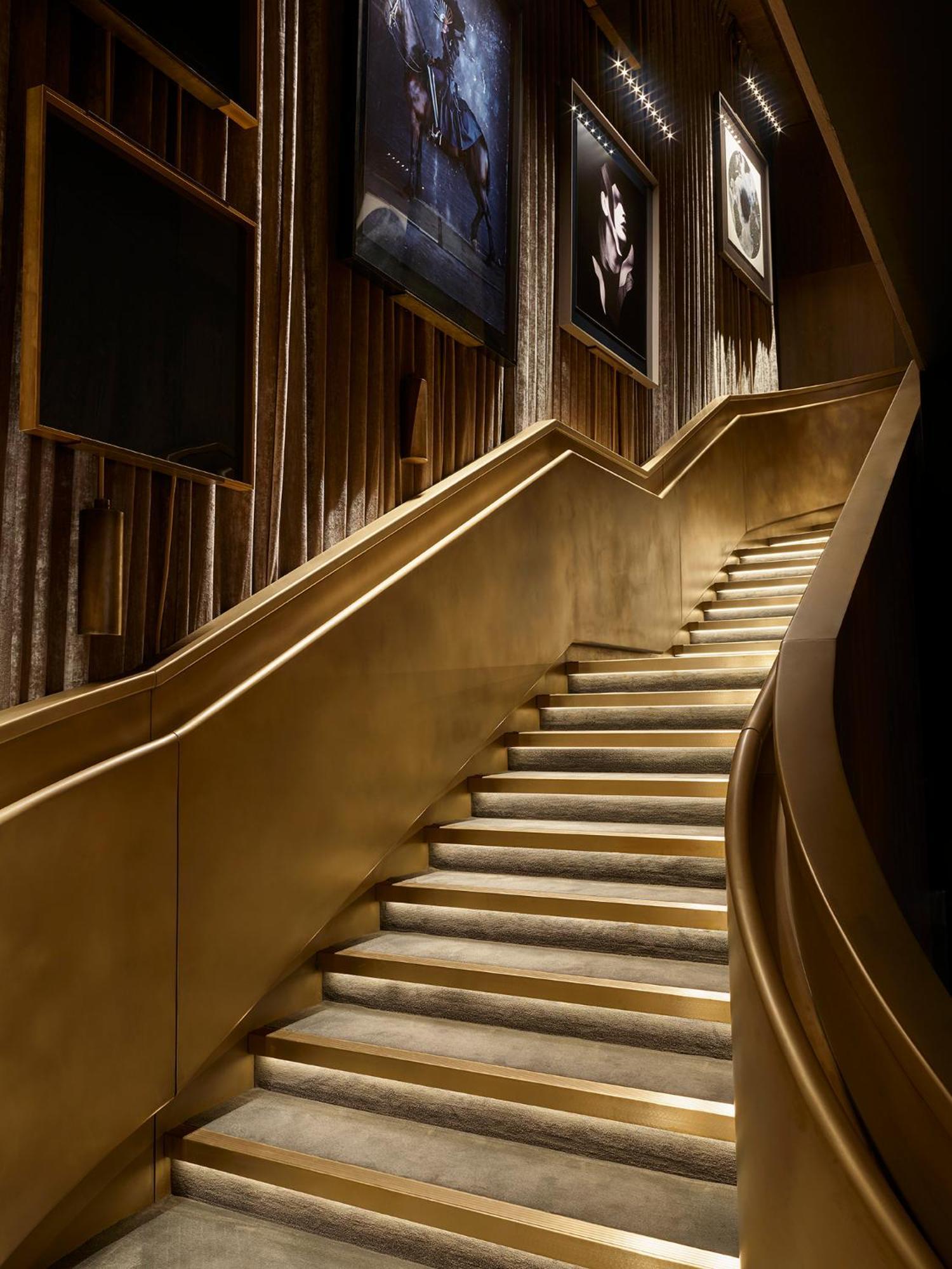 Hotel The Londoner Zewnętrze zdjęcie Stairway to the gallery