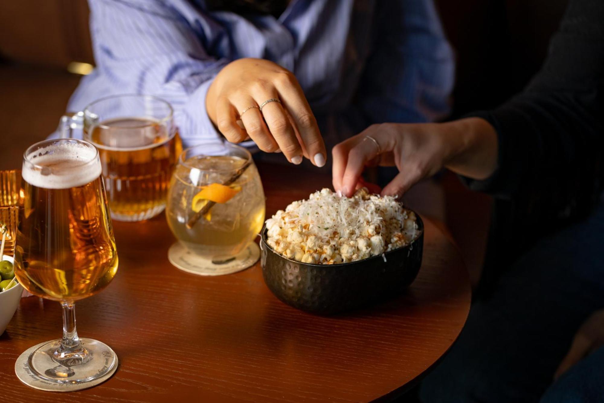 Hotel The Londoner Zewnętrze zdjęcie A woman eating popcorn