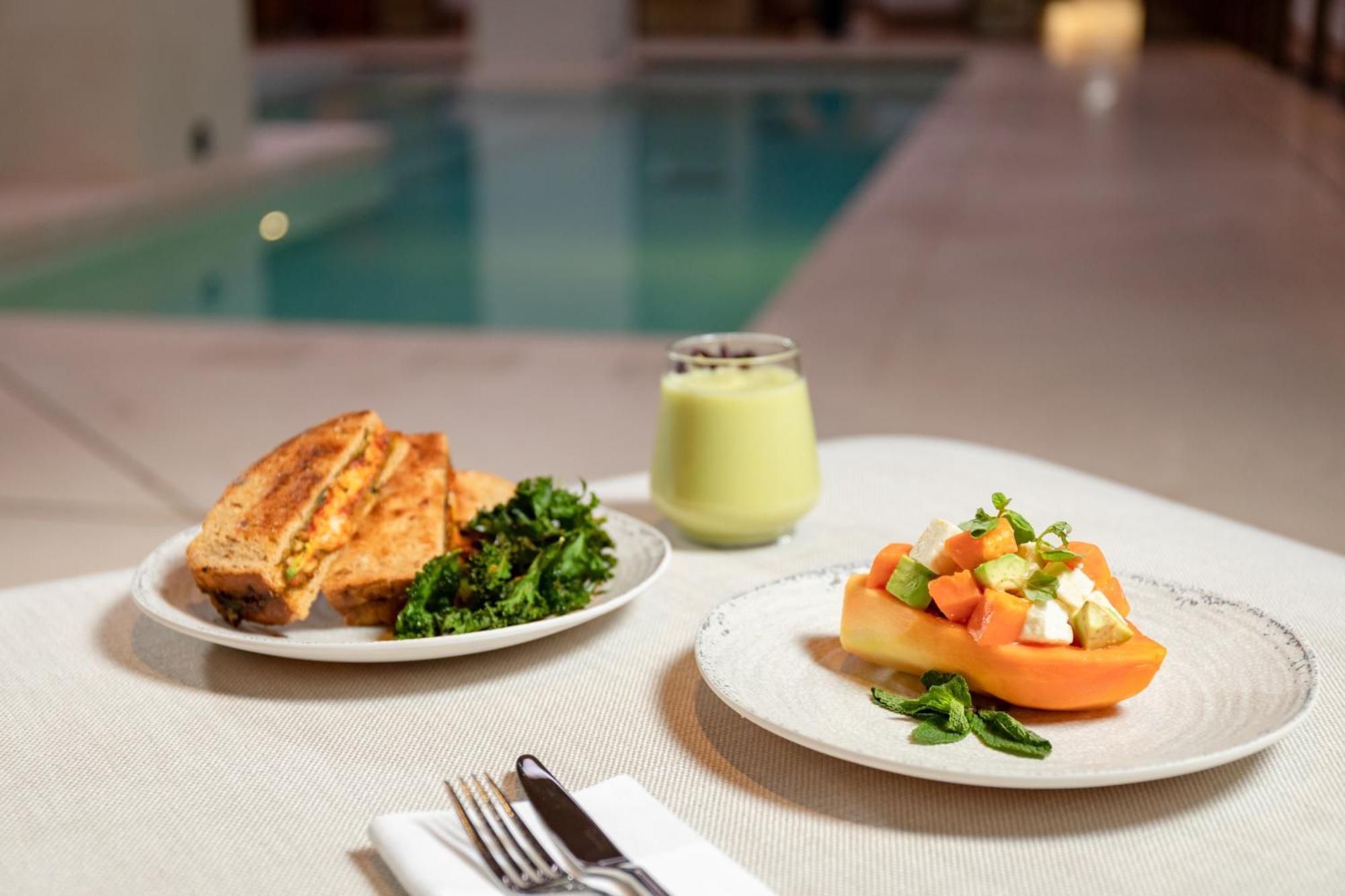 Hotel The Londoner Zewnętrze zdjęcie A light lunch at the poolside