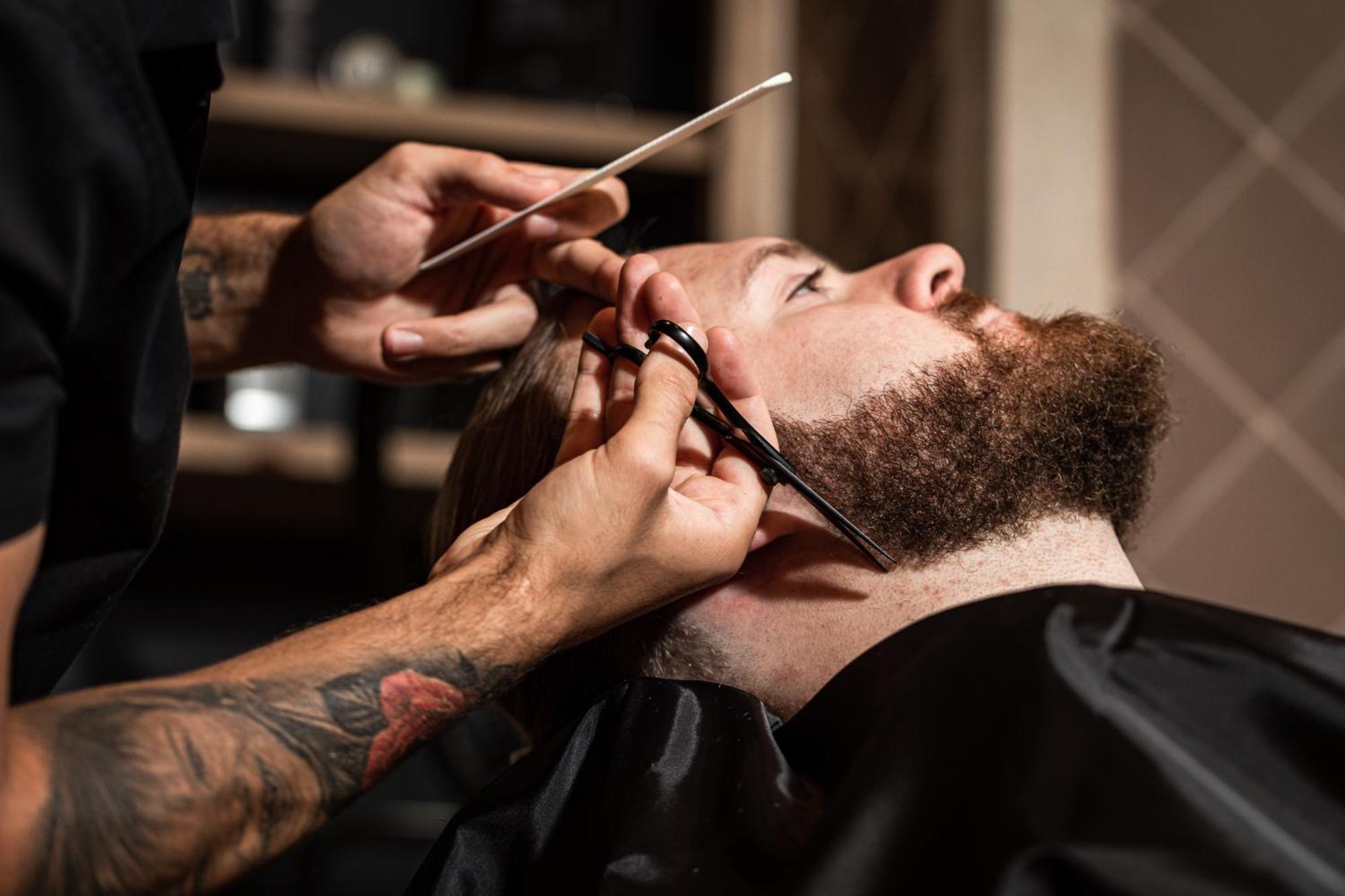 Hotel The Londoner Zewnętrze zdjęcie A straight razor being used to shave a beard