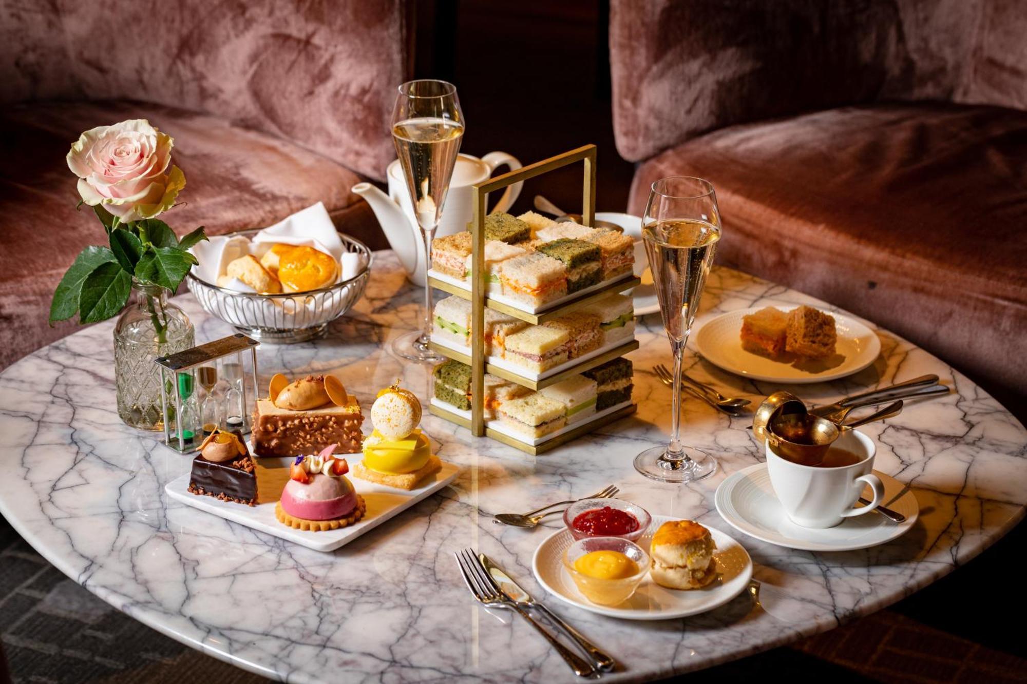 Hotel The Londoner Zewnętrze zdjęcie Afternoon tea at the Ritz