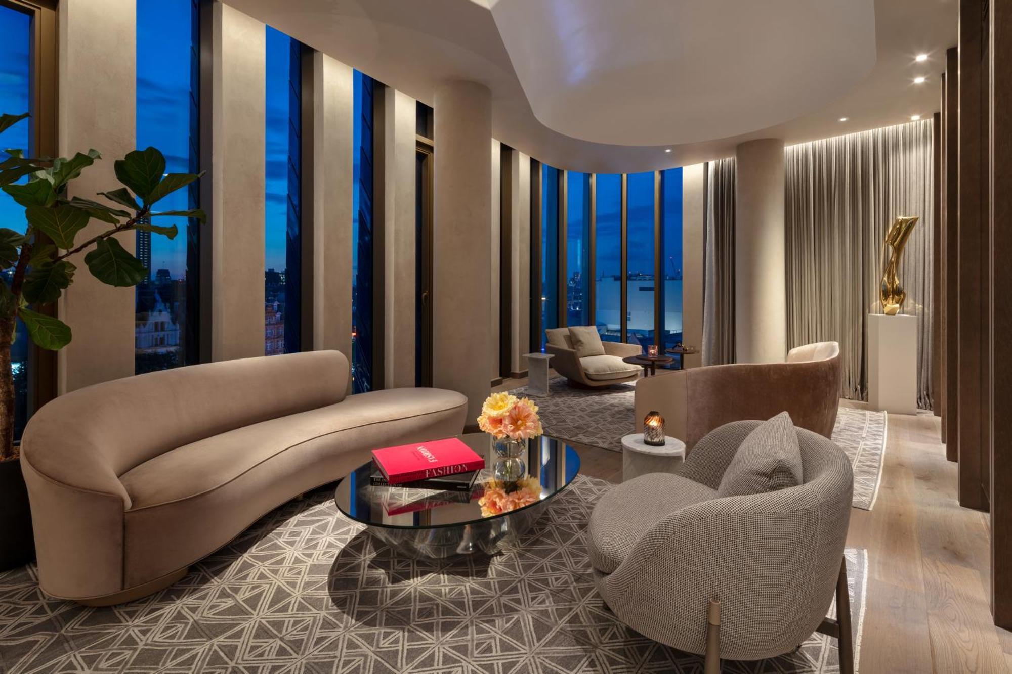 Hotel The Londoner Zewnętrze zdjęcie The living room of a penthouse at One Hyde Park